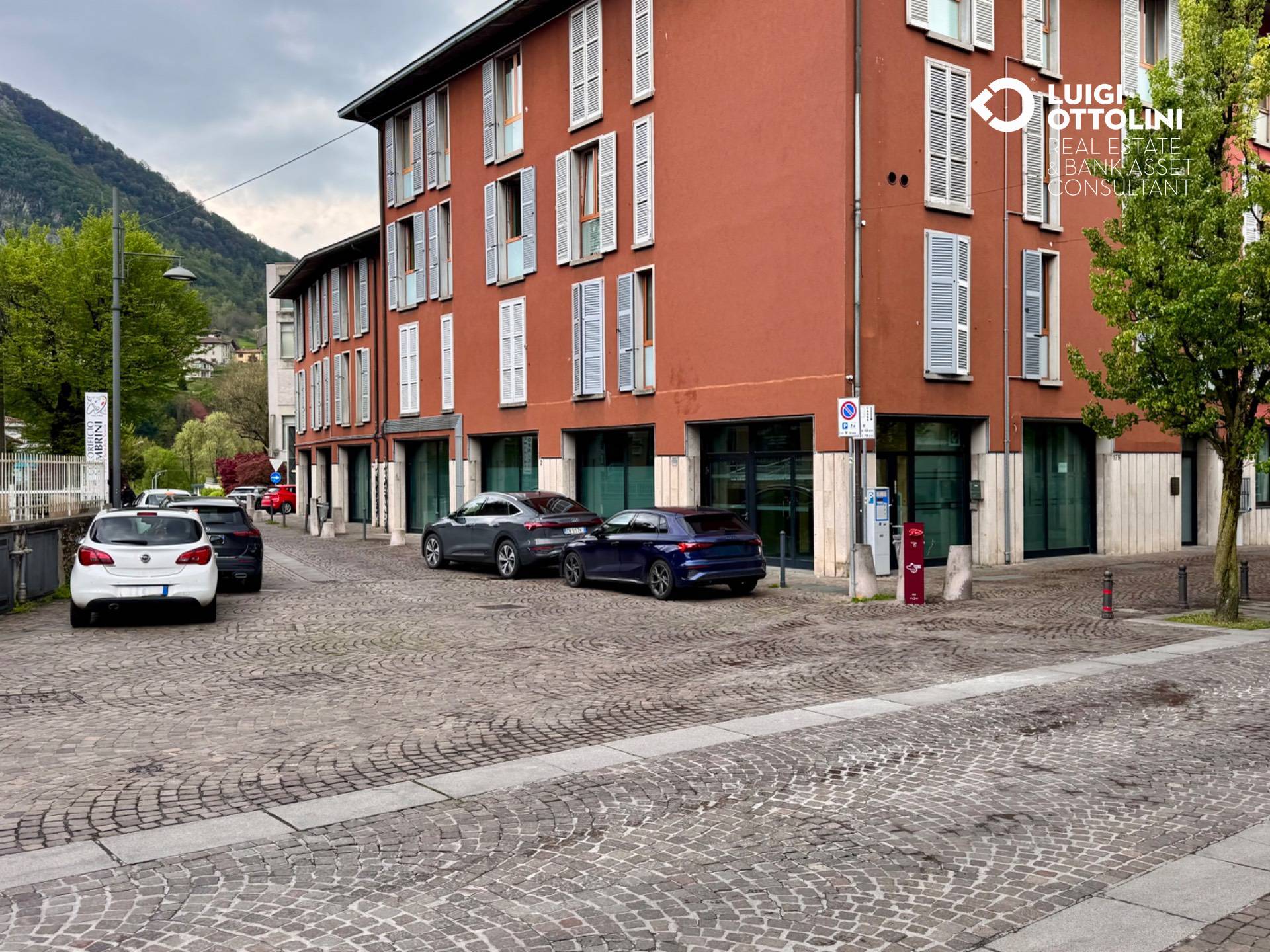 Locale commerciale in vendita a Albino