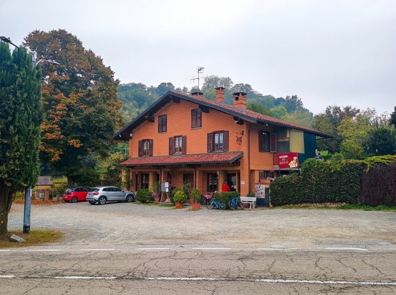 Locale commerciale con giardino a Gassino Torinese