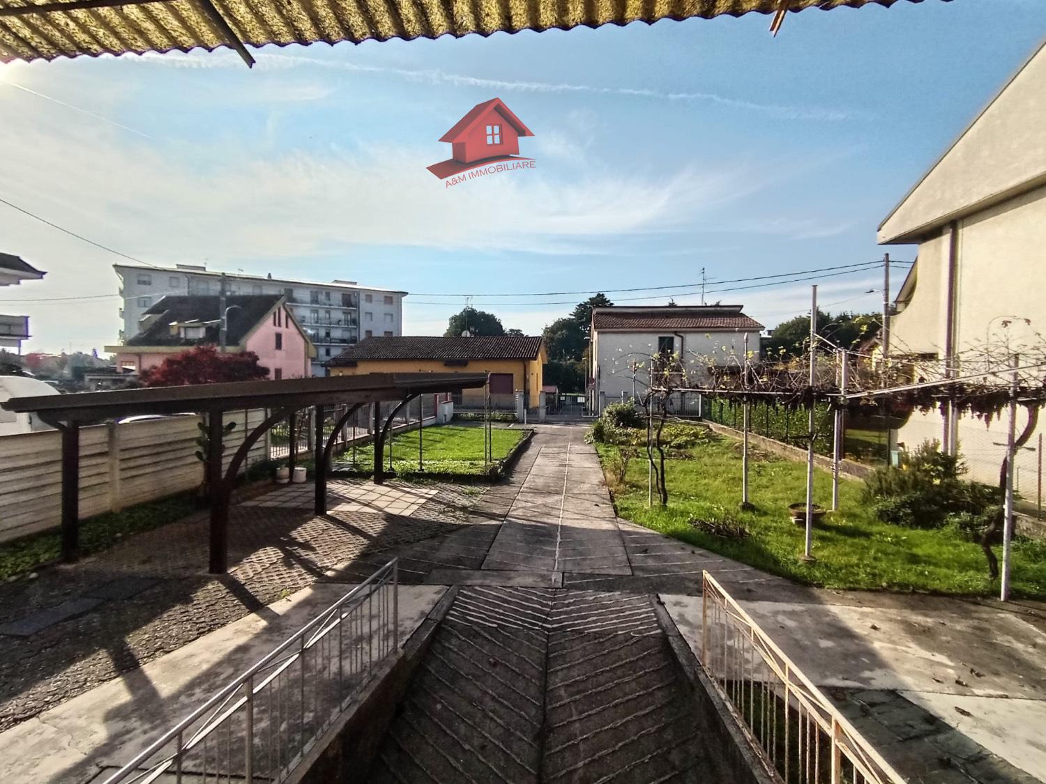 Villa Bifamiliare con giardino a Brembate