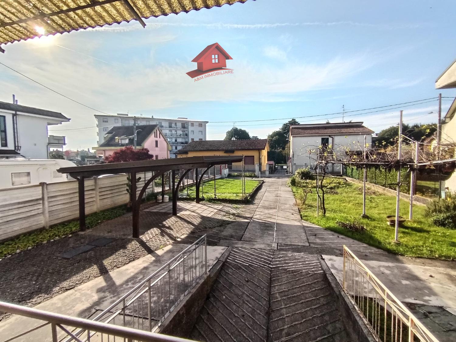 Villa Bifamiliare con giardino a Brembate