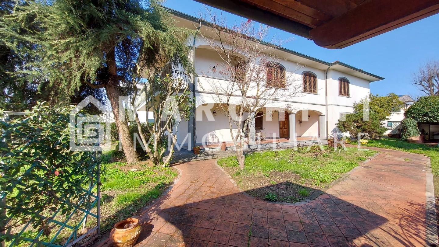 Villa con giardino, Lucca san marco