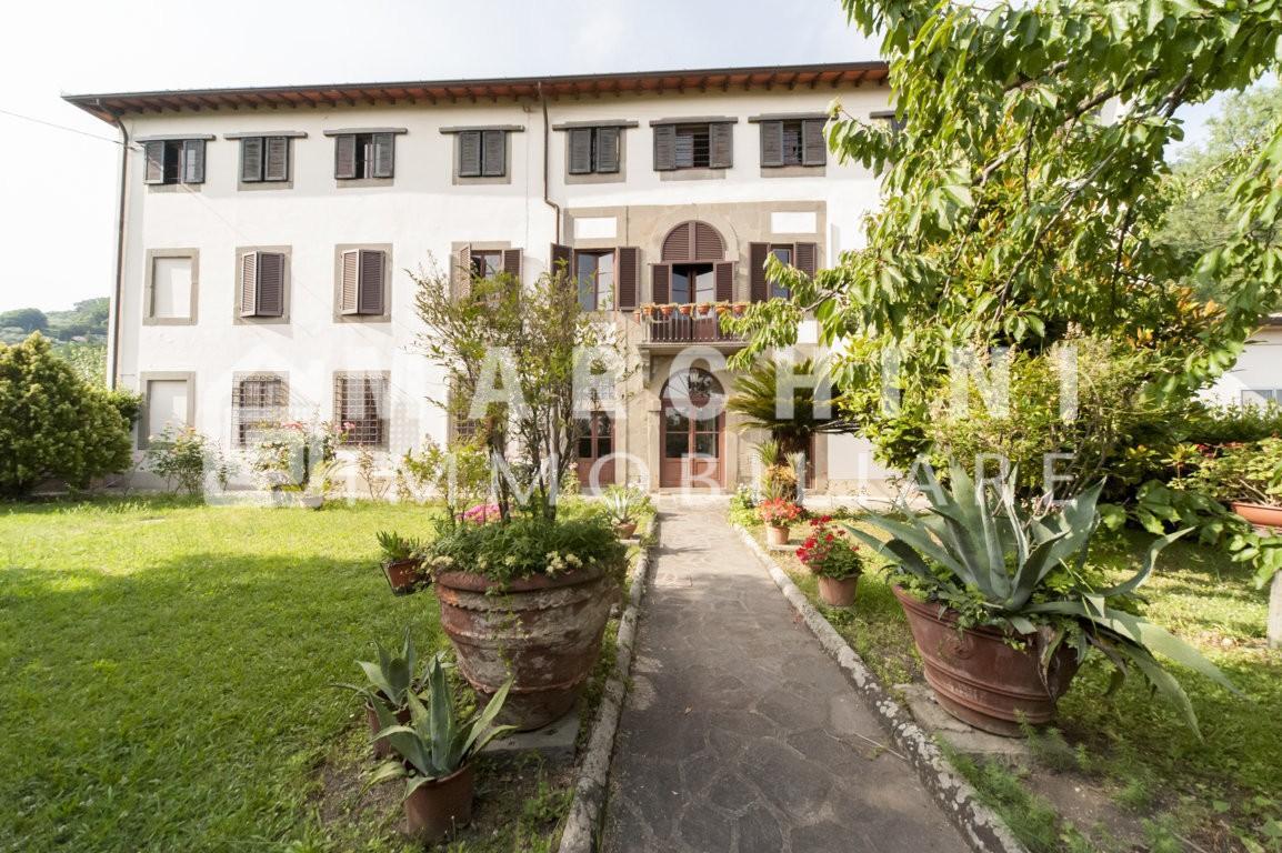 Stabile/Palazzo con giardino, Capannori matraia alta