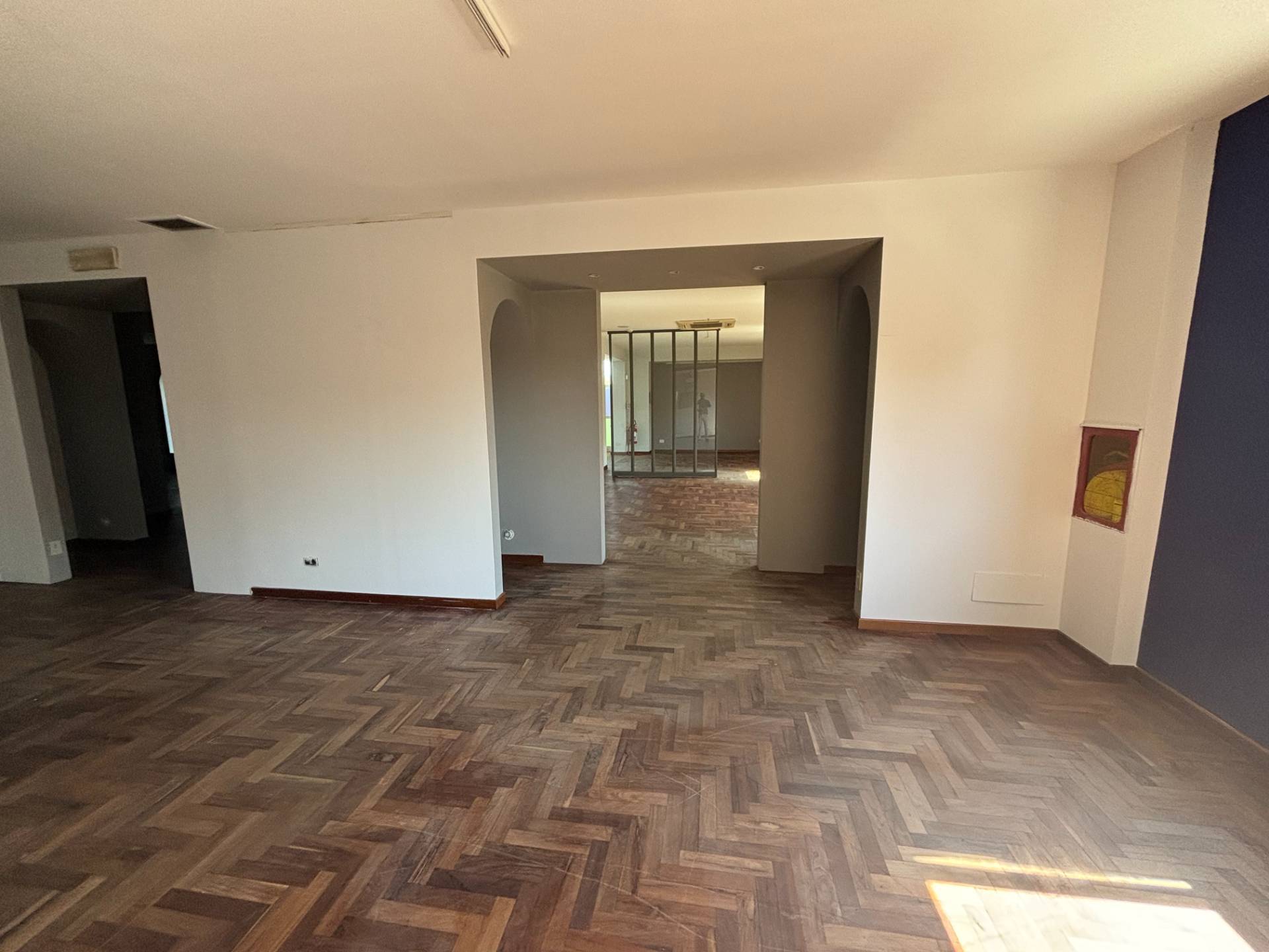 Locale commerciale in affitto a Bastia Umbra