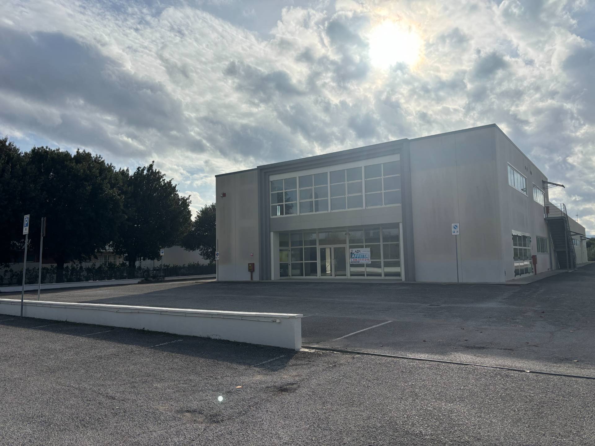 Locale commerciale in affitto a Bastia Umbra