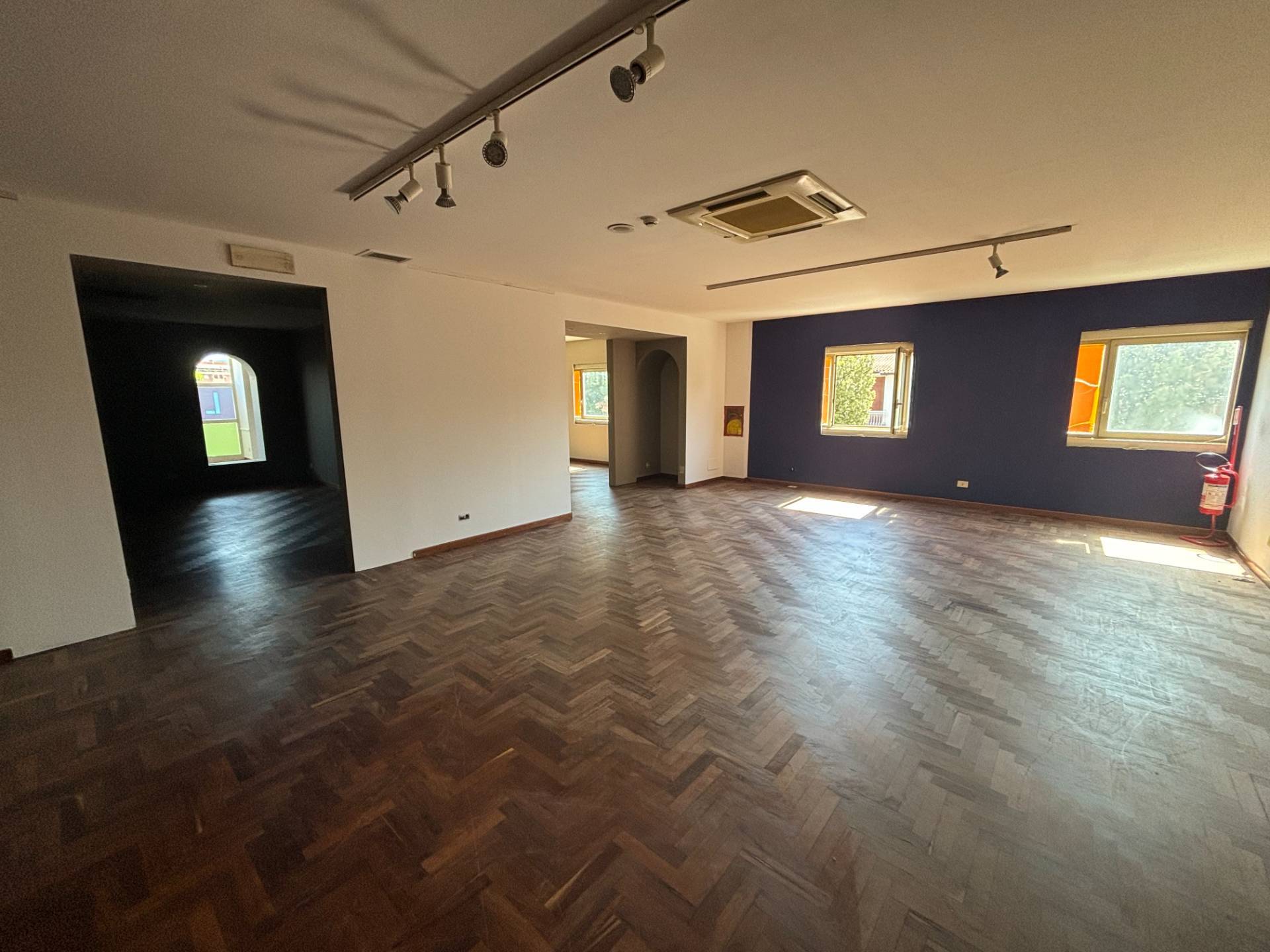 Locale commerciale in affitto a Bastia Umbra