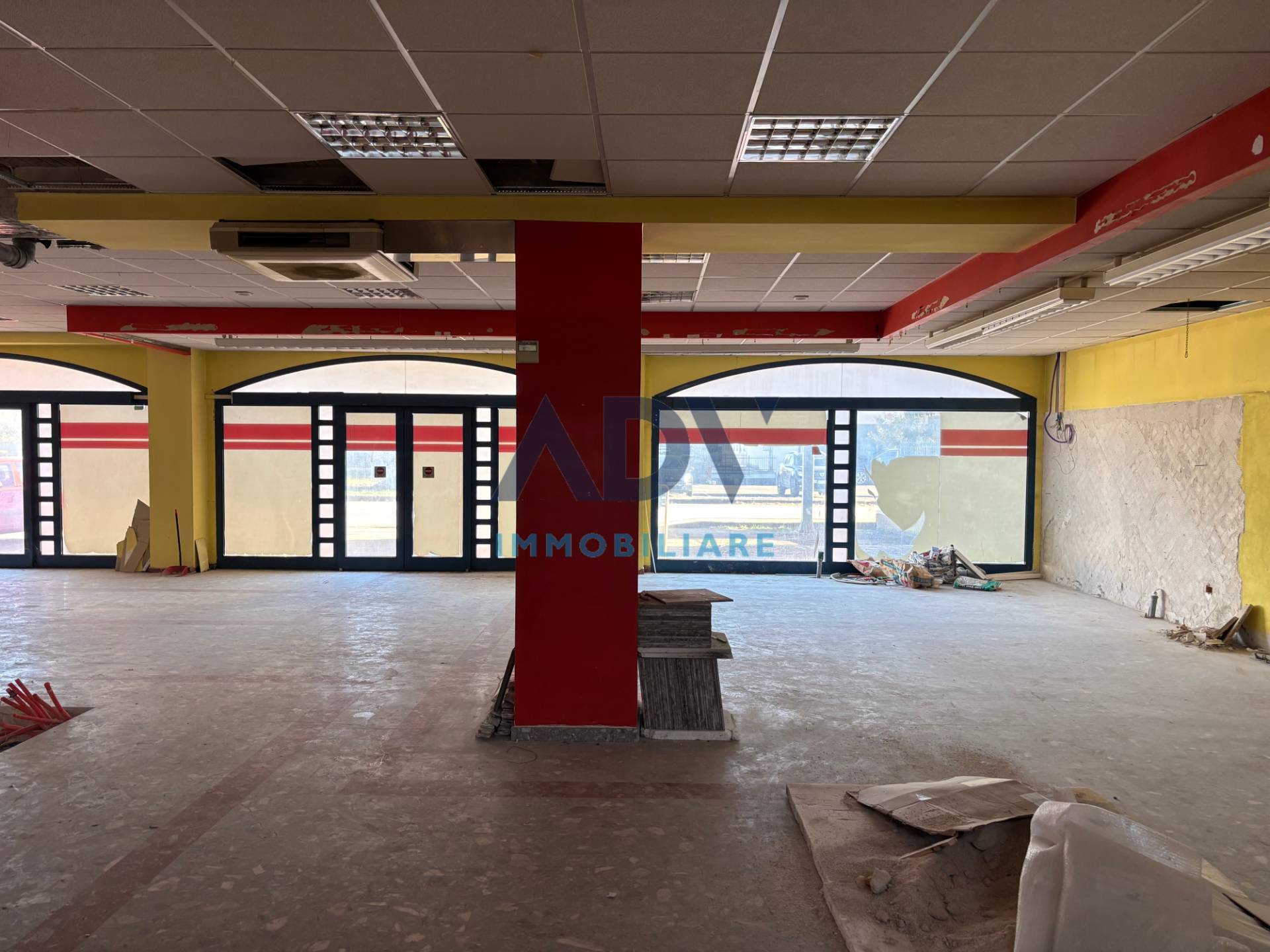 Locale commerciale in vendita a Bastia Umbra, Bastiola