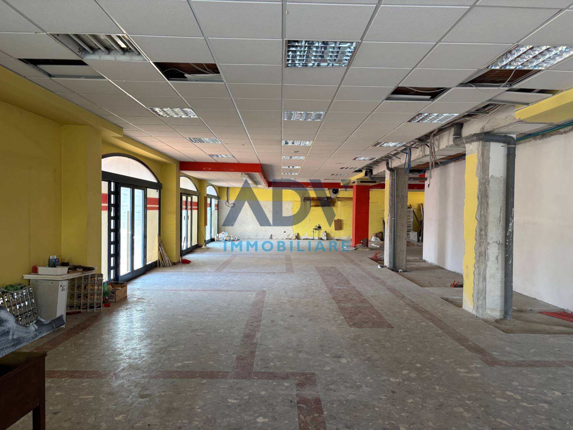 Locale commerciale in vendita a Bastia Umbra, Bastiola