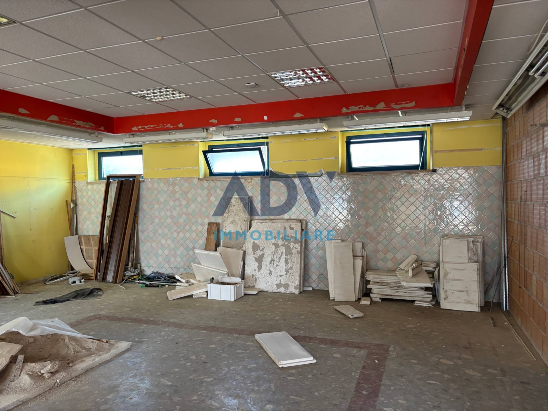 Locale commerciale in vendita a Bastia Umbra, Bastiola