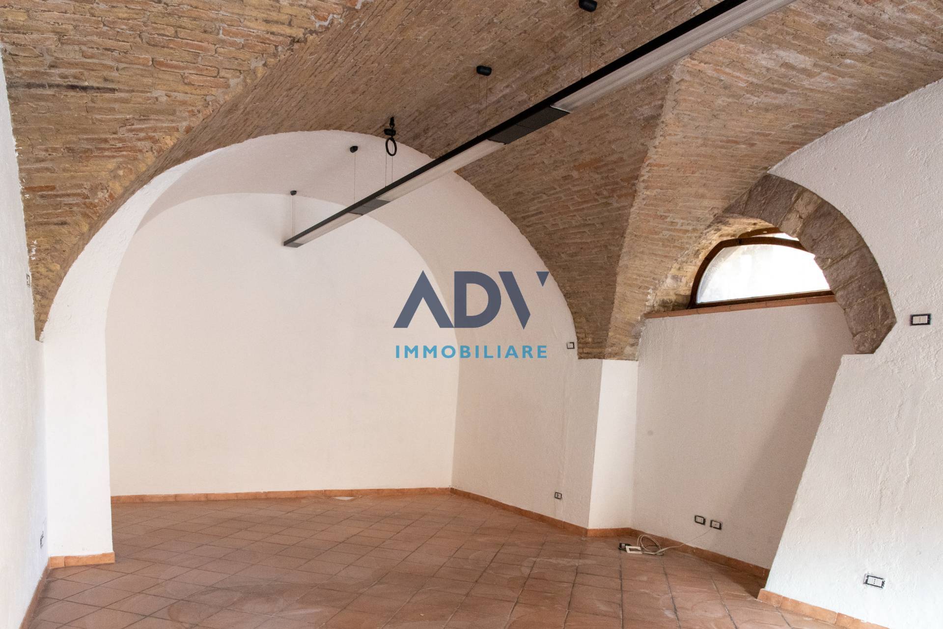 Locale commerciale in vendita a Assisi