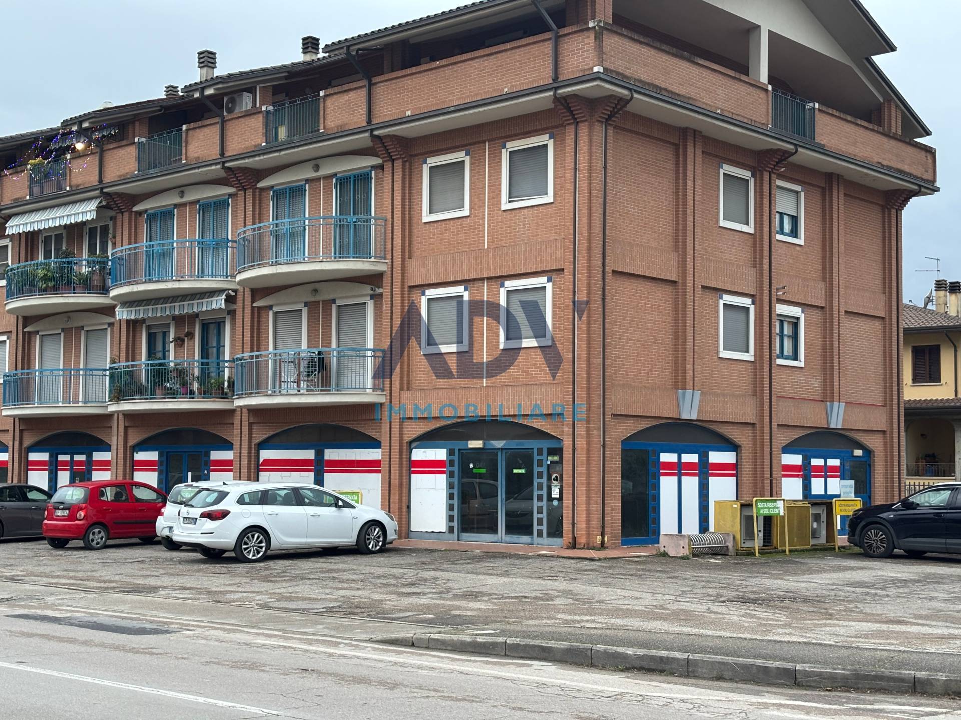 Locale commerciale in vendita a Bastia Umbra, Bastiola