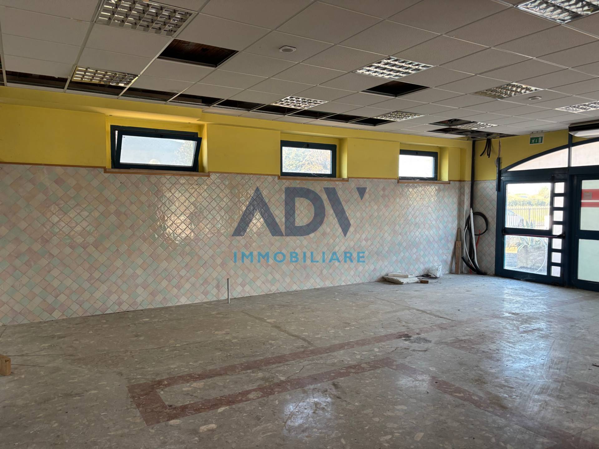 Locale commerciale in vendita a Bastia Umbra, Bastiola