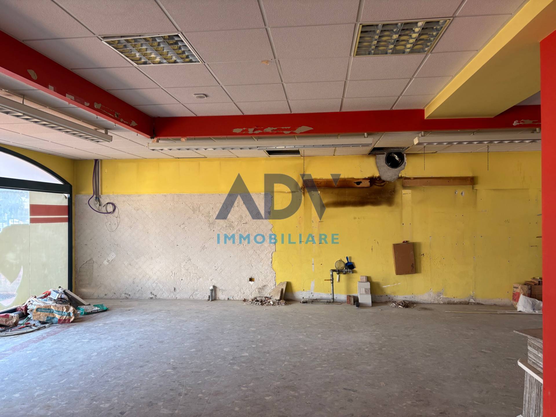 Locale commerciale in vendita a Bastia Umbra, Bastiola