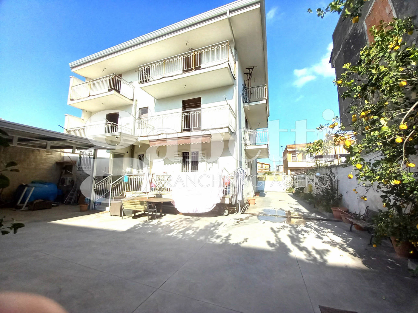 Stabile/Palazzo con box doppio a Parete