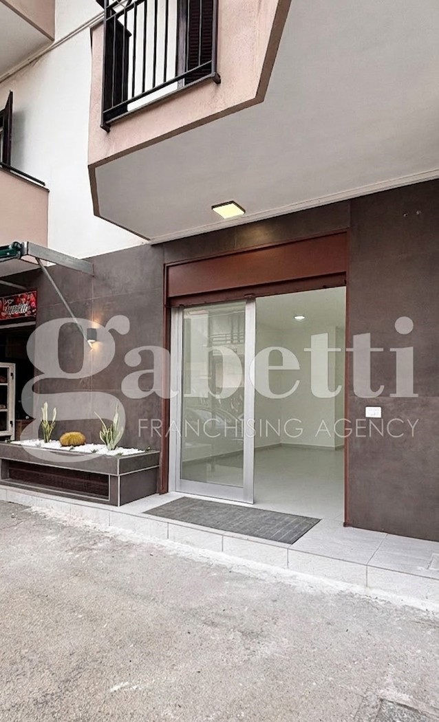 Negozio ristrutturato a Trentola-Ducenta