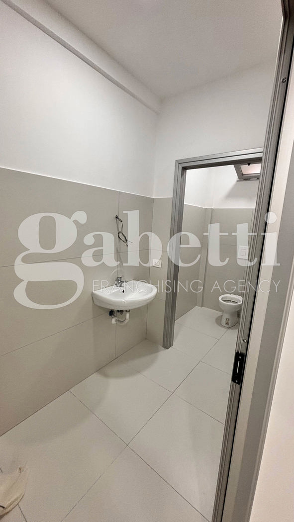 Negozio ristrutturato a Trentola-Ducenta