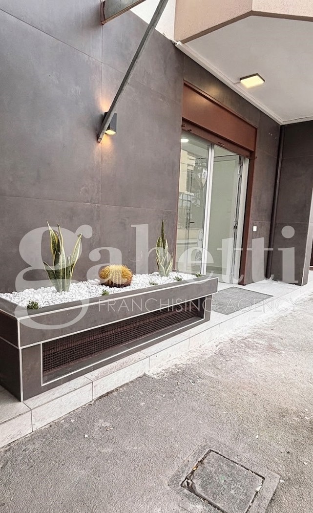 Negozio ristrutturato a Trentola-Ducenta