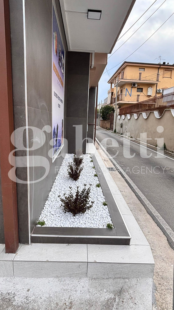 Negozio ristrutturato a Trentola-Ducenta