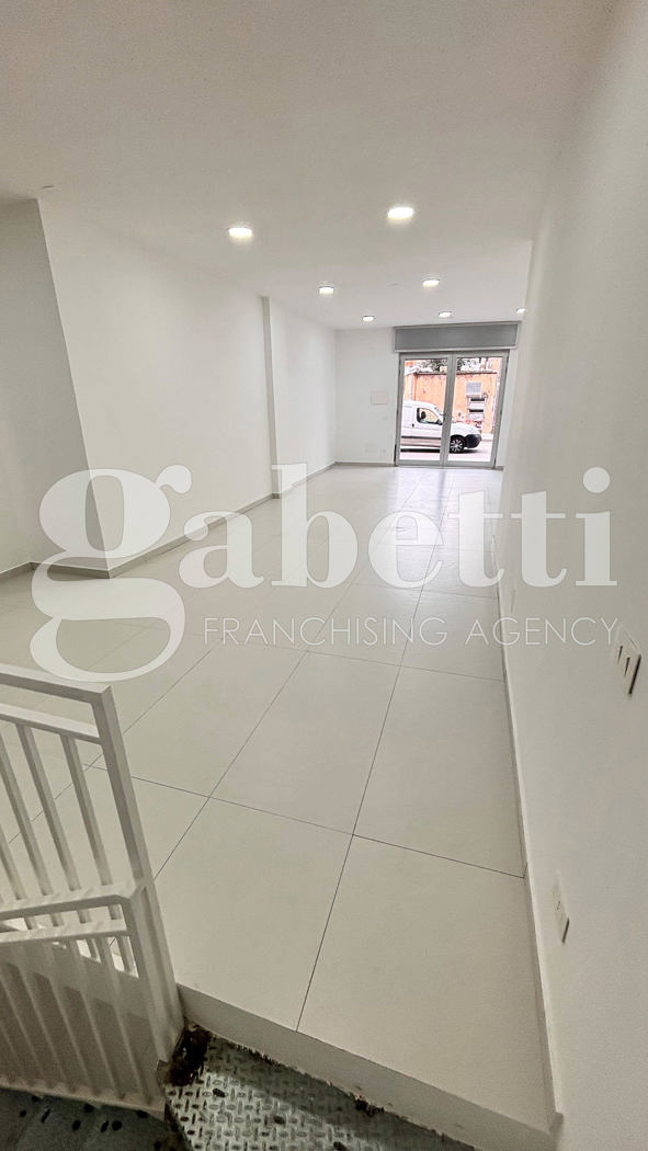 Negozio ristrutturato a Trentola-Ducenta