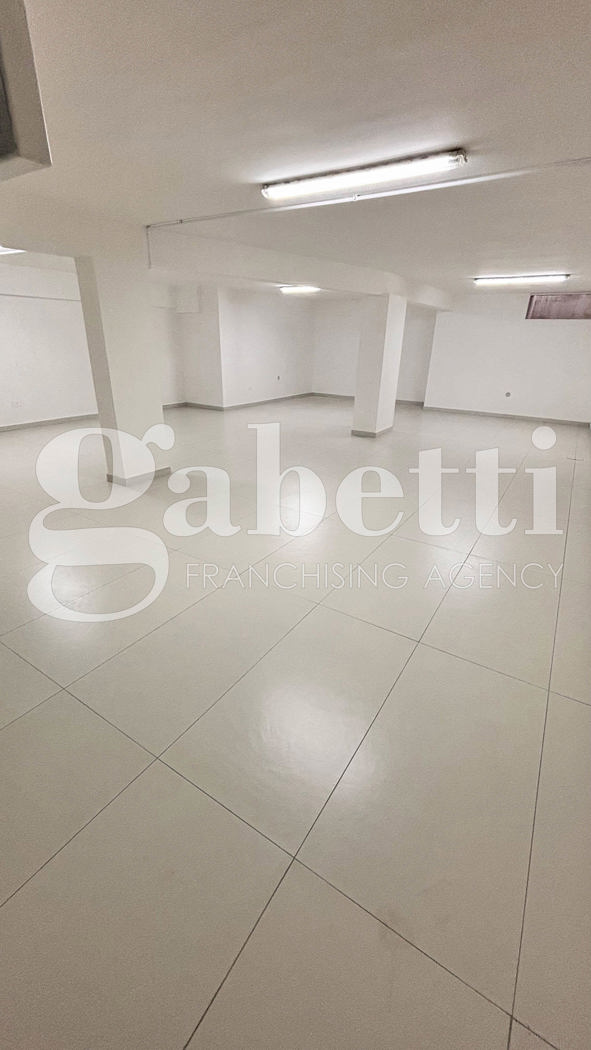 Negozio ristrutturato a Trentola-Ducenta