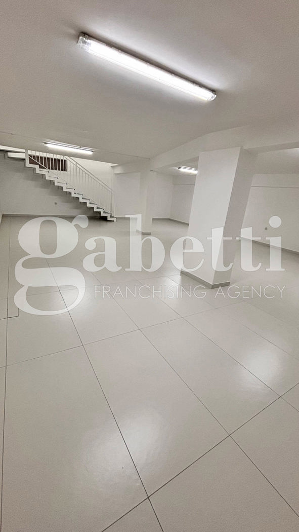 Negozio ristrutturato a Trentola-Ducenta