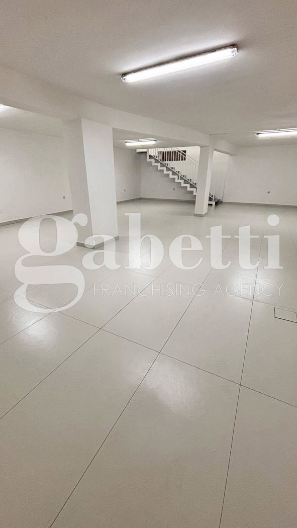 Negozio ristrutturato a Trentola-Ducenta