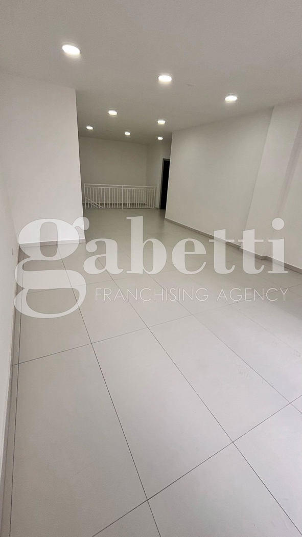 Negozio ristrutturato a Trentola-Ducenta