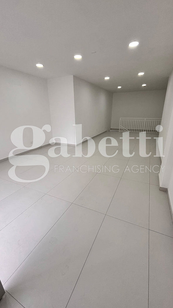 Negozio ristrutturato a Trentola-Ducenta