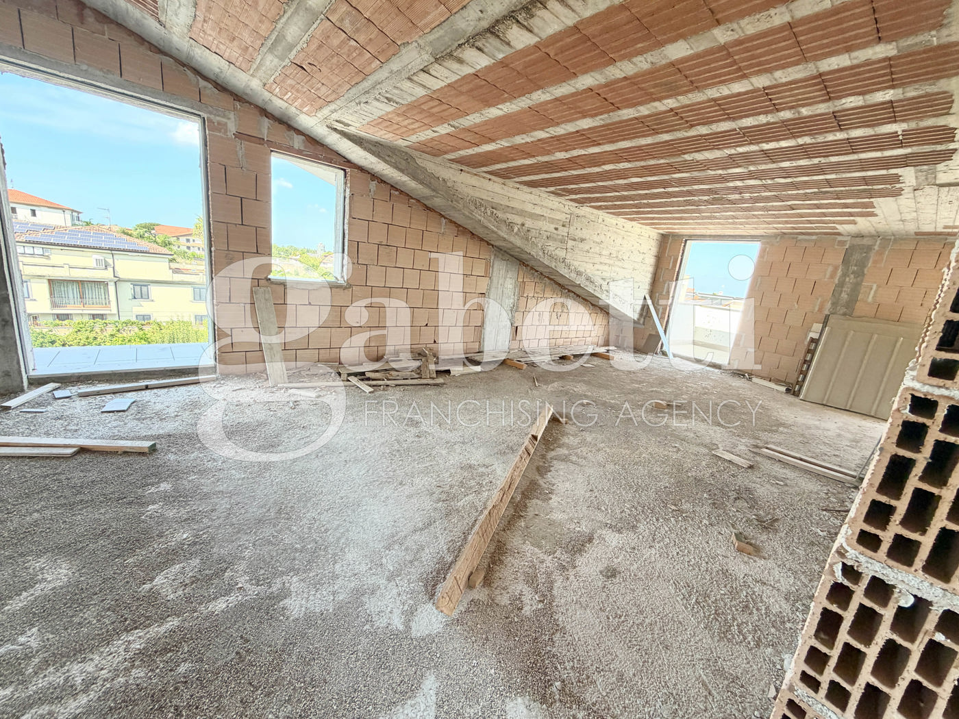 Stabile/Palazzo in affitto a Trentola-Ducenta