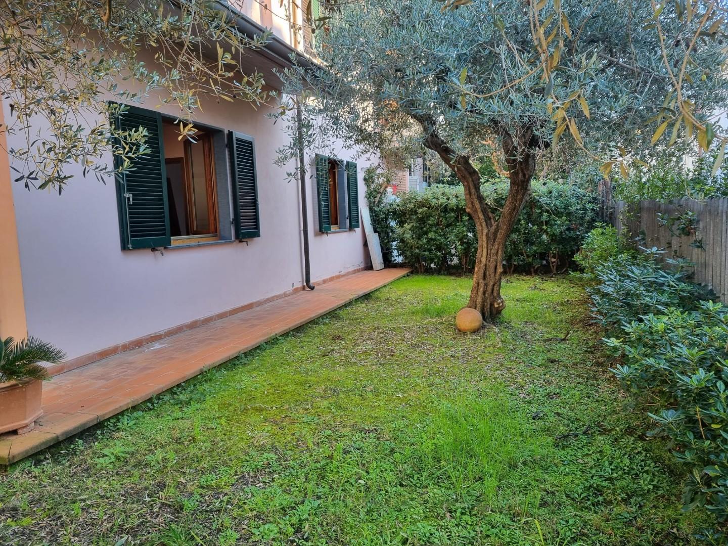 Villa Trifamiliari con giardino, Massa zona viali