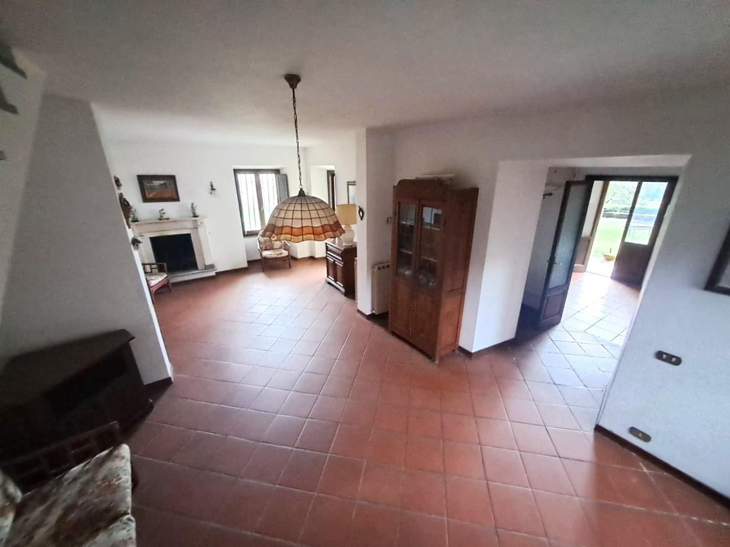 Villa Bifamiliare con giardino, Montignoso capanne