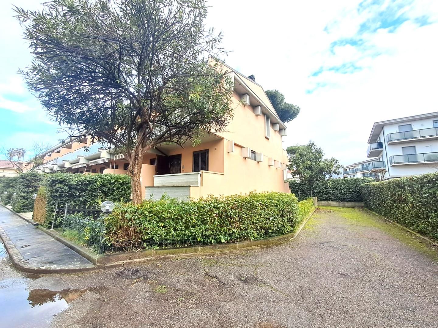 Villa con giardino, Massa marina di