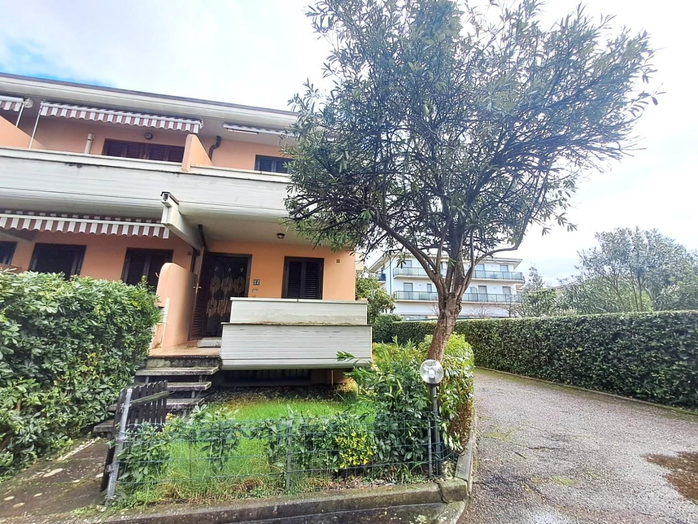 Villa con giardino, Massa marina di