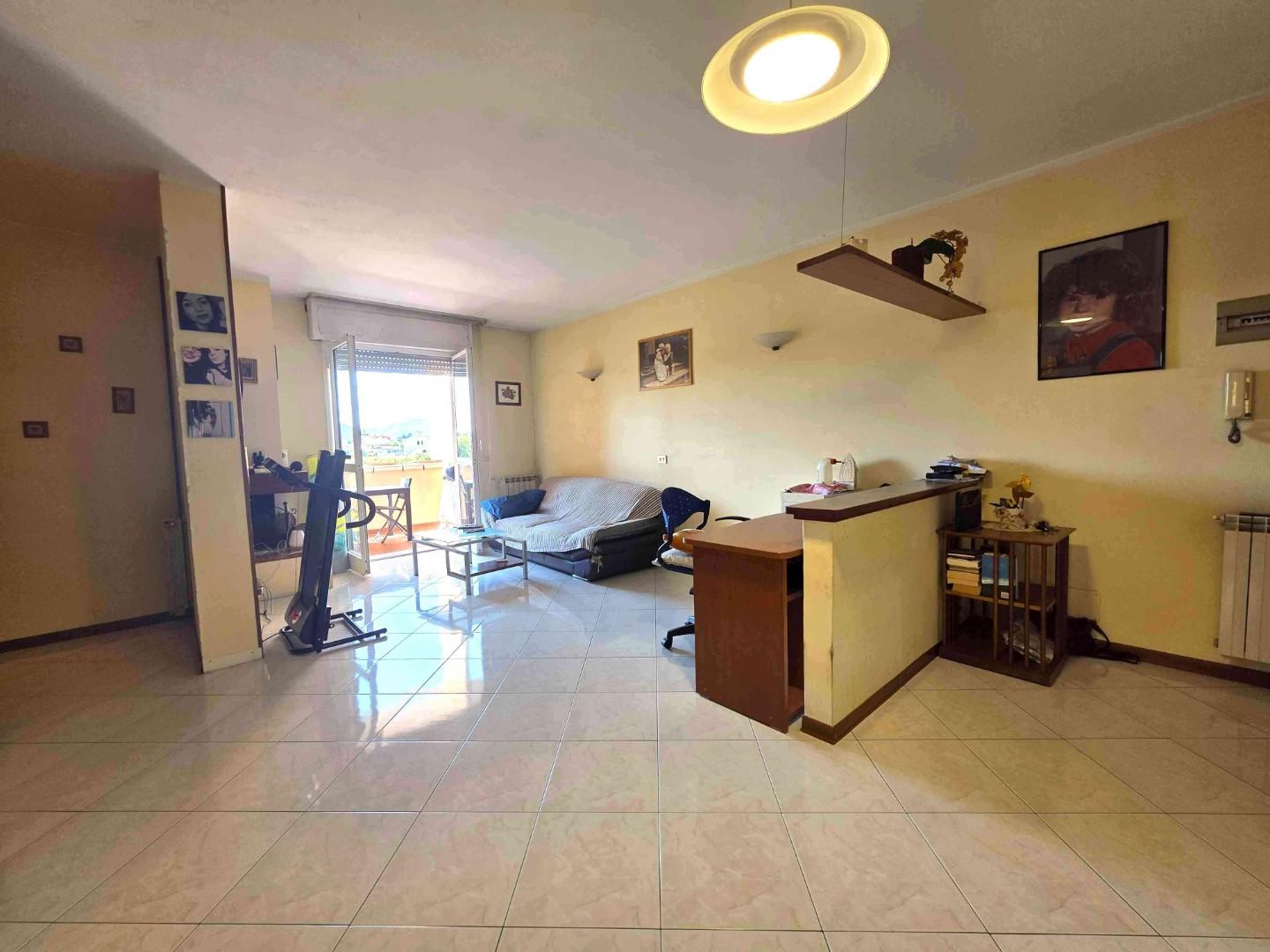 Appartamento con terrazzo, Montignoso cervaiolo