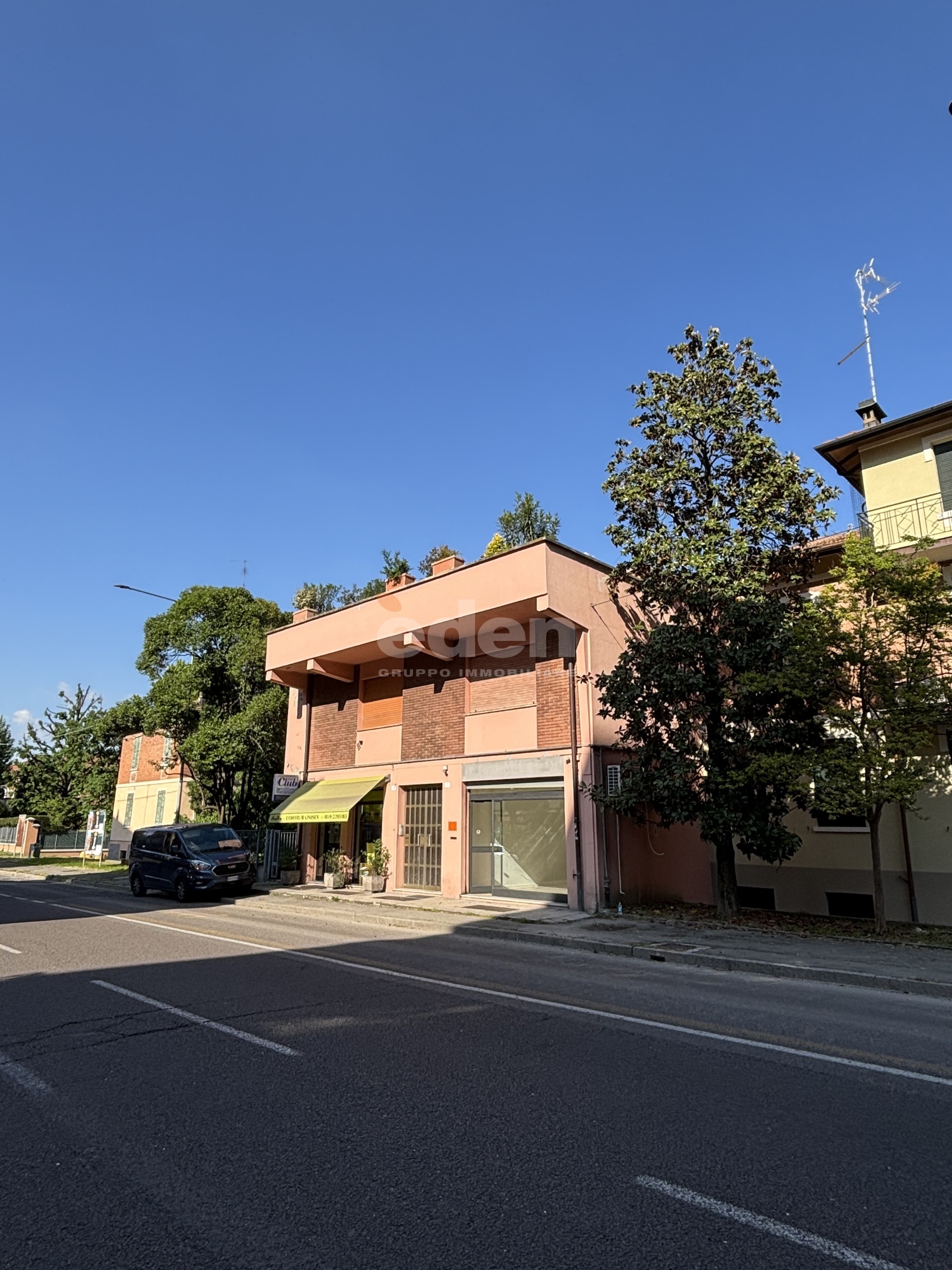 Locale commerciale ristrutturata in viale jacopo barozzi 239, Modena