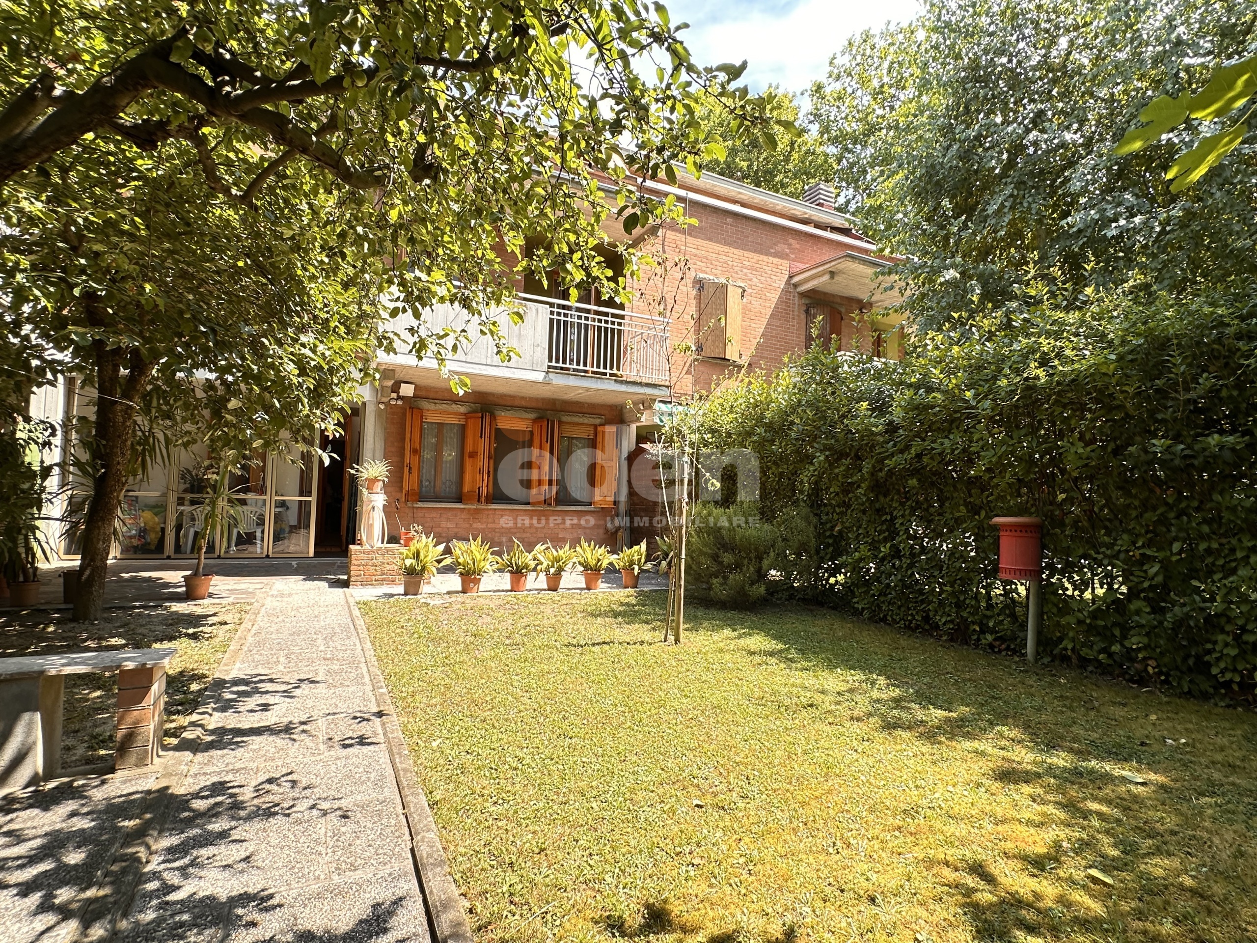 Villetta a schiera con giardino in via albert einstein 53, Modena