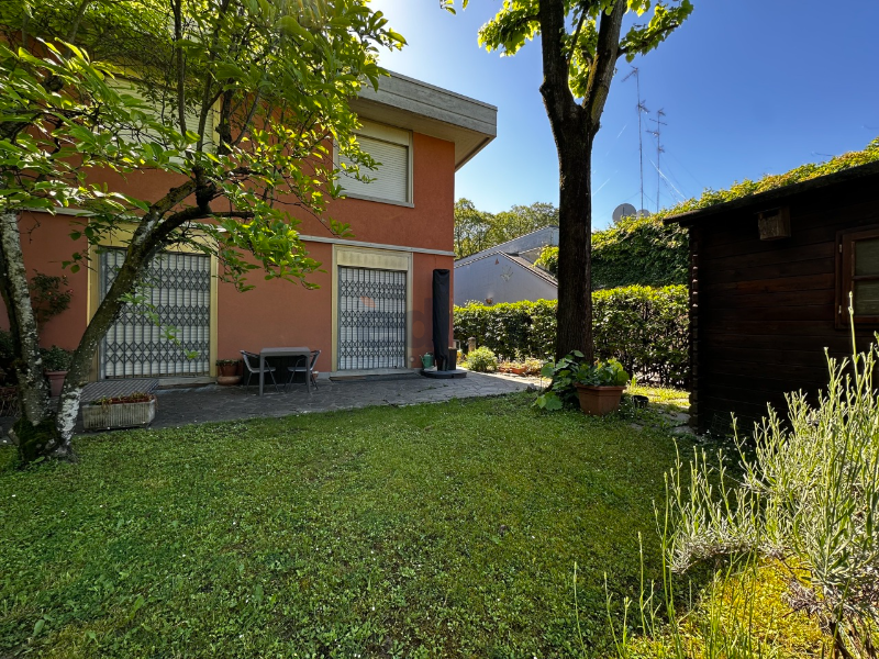 Villetta a schiera con giardino in via albert einstein 42, Modena