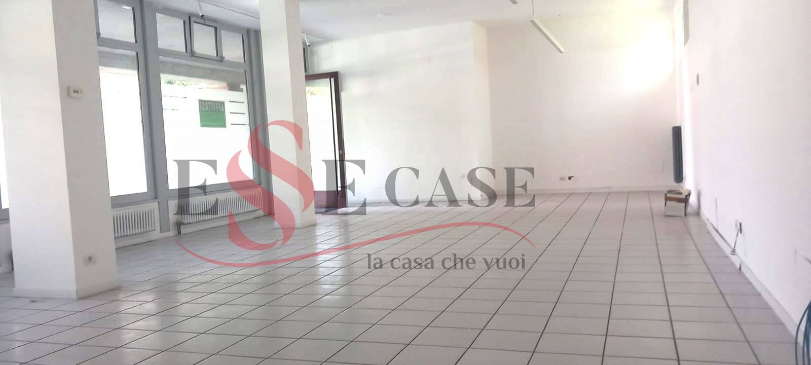 Locale commerciale in affitto a Alzano Lombardo, Nese