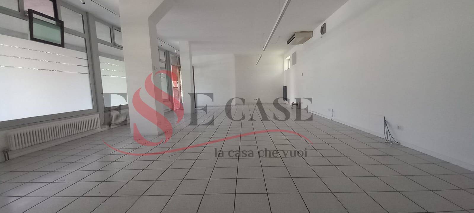 Locale commerciale in affitto a Alzano Lombardo, Nese