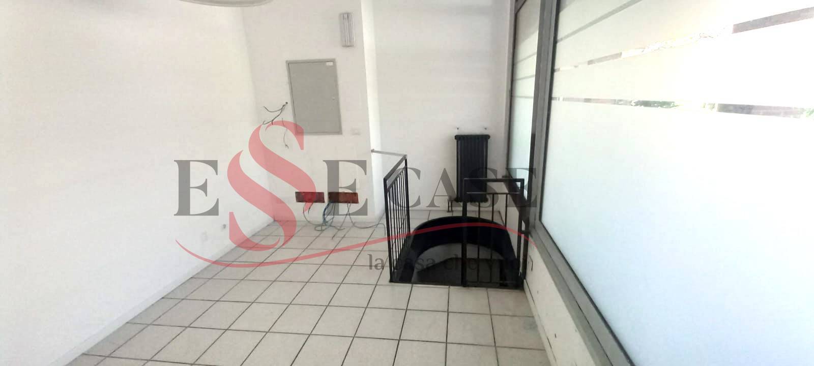 Locale commerciale in affitto a Alzano Lombardo, Nese