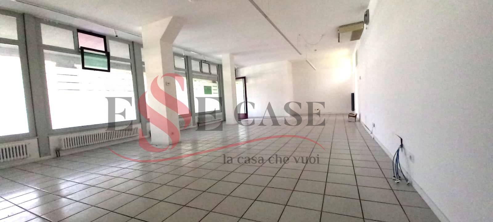 Locale commerciale in vendita a Alzano Lombardo, Nese