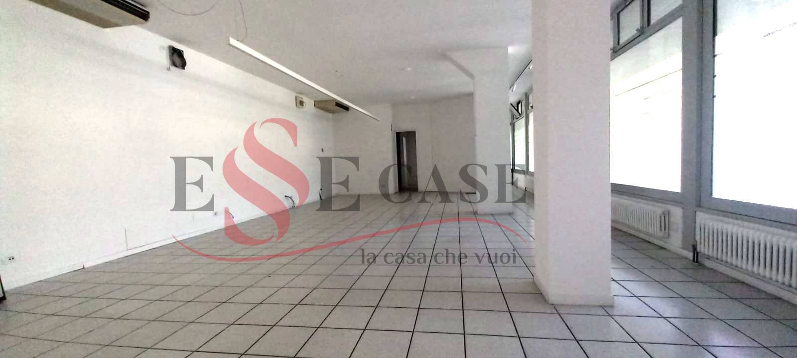 Locale commerciale in vendita a Alzano Lombardo, Nese