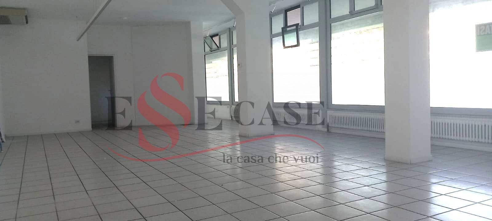 Locale commerciale in affitto a Alzano Lombardo, Nese