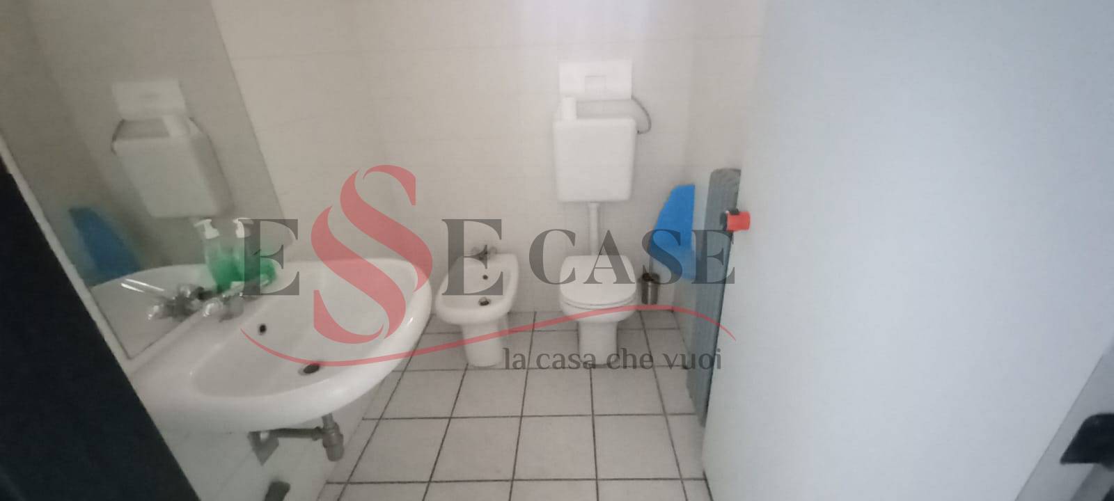 Locale commerciale in affitto a Alzano Lombardo, Nese