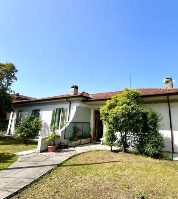 Casa indipendente con giardino, Carrara marina di