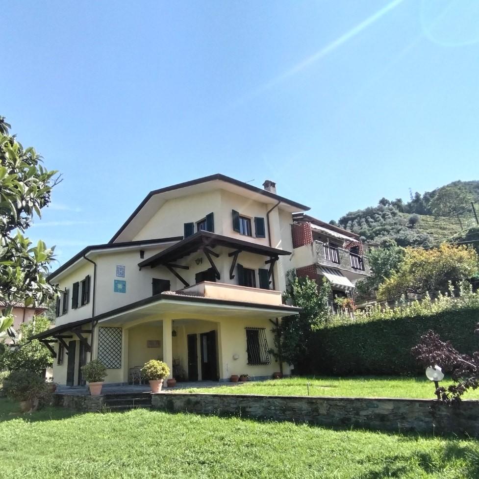 Villa Bifamiliare con giardino a Montignoso