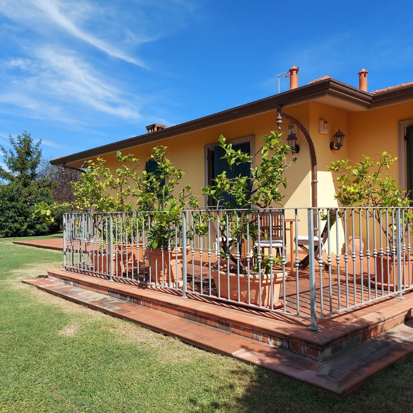 Villa con giardino a Massa