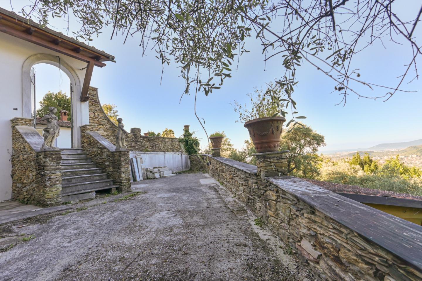 Villa con giardino a Massa