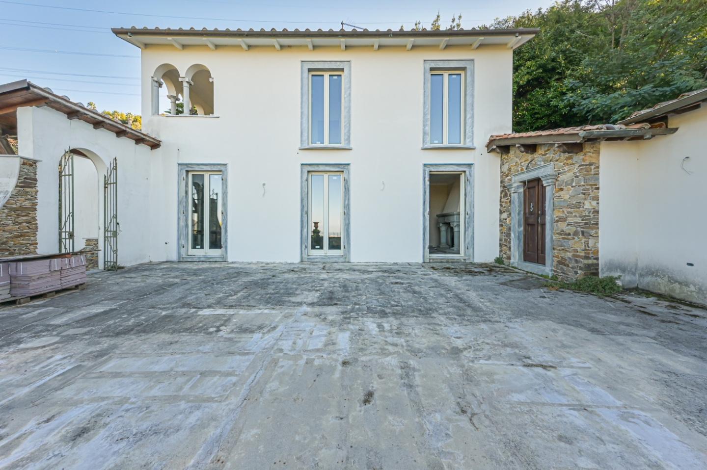 Villa con giardino a Massa