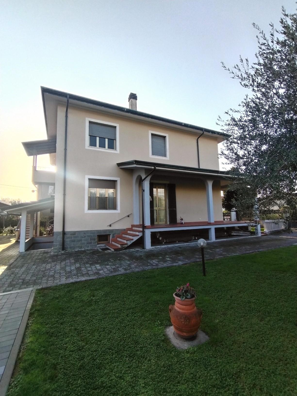Villa con giardino, Massa marina di