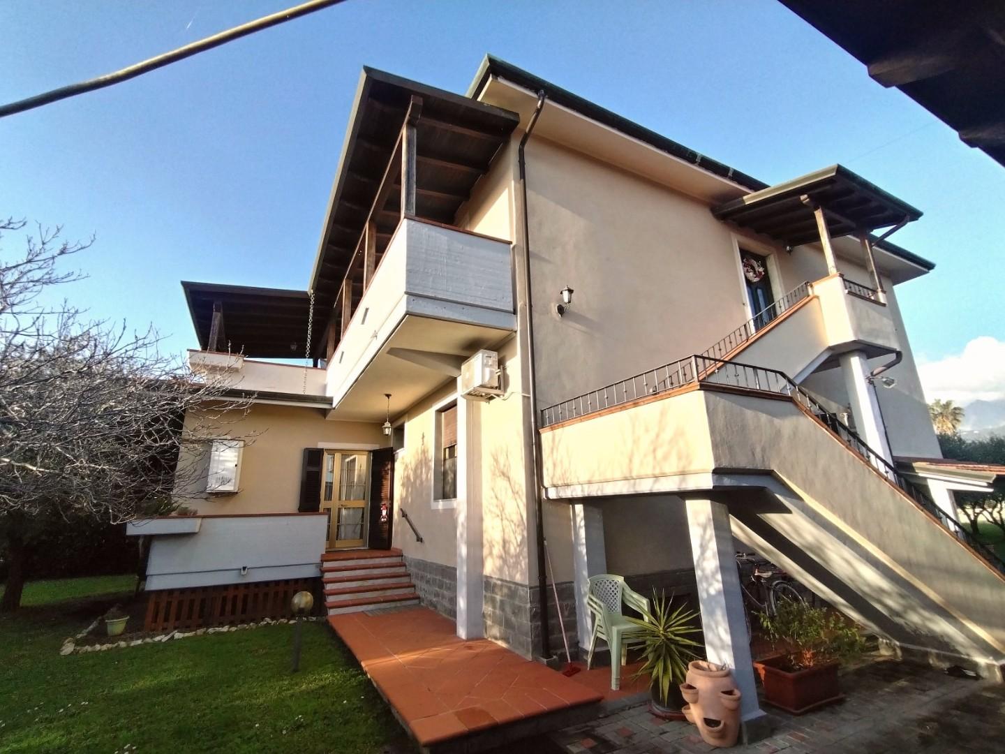 Villa con giardino, Massa marina di